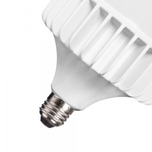 LED průmyslové lampy ve tvaru T pro sklad